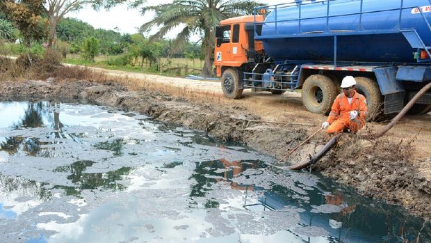Pertamina menyedot minyak yang keluar dari sumur
