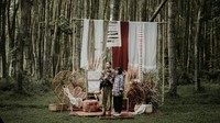 Keluarga Andien terlihat berpose bersama di hutan pinus tempat pernikahan mereka.  Foto: owlsomeproject/ Instagram Andien