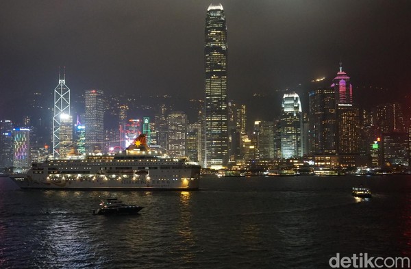 Kapal feri memainkan peranan penting mengembangkan Kowloon. Dulu, tidak banyak orang yang tinggal di Kowloon (Kanavino Ahmad Rizqo/detikTravel) Kapal feri memainkan peranan penting mengembangkan Kowloon. Dulu, tidak banyak orang yang tinggal di Kowloon (Kanavino Ahmad Rizqo/detikTravel)