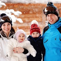 Potret keluarga bahagia Pangeran William dan Kate Middleton saat berlibur bersama kedua buah hatinya, Pangeran George dan Putri Charlotte, di Pegunungan Alpen, Prancis, 2016 lalu. Kebahagiaan mereka semakin bertambah dengan kehadiran anak ketiga sepekan lalu, sebelum ultah pernikahan. Sebuah kado yang spesial! Foto: Ist