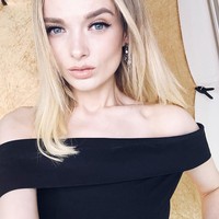 Wanita asal London, Inggris itu memberikan saran agar memiliki concealer dengan kualitas yang baik. Ia menggunakan concealer dari Kryolan Dermacolour. Menurutnya, concealer tersebut bekerja dengan sangat baik menutupi jerawat dan bekas jerawat. Foto: Dok. Instagram/Em Ford