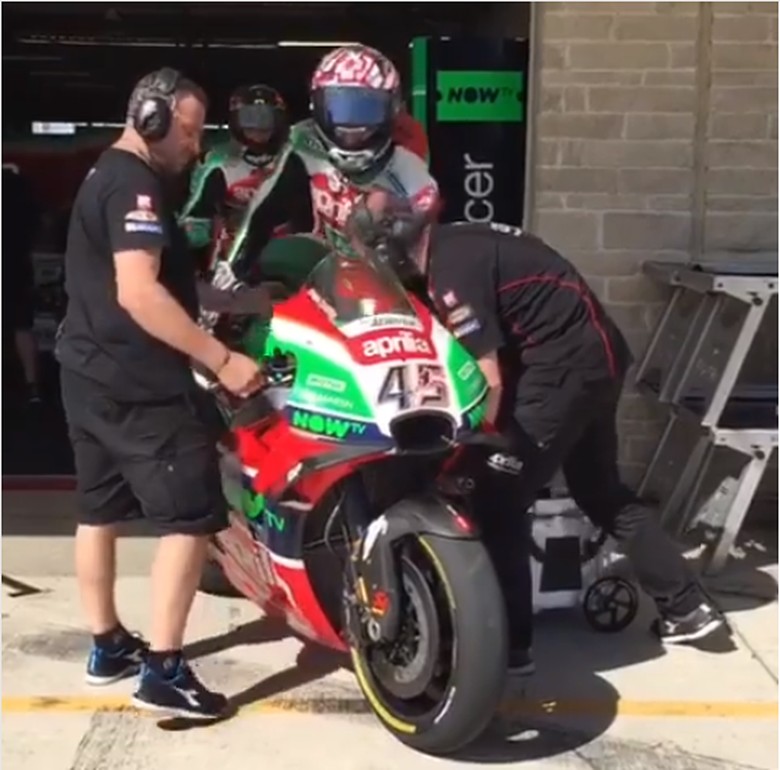 Ups, Aleix Espargaro salah naik motor. Foto: Screenshot Instagram Ups, Aleix Espargaro salah naik motor. Foto: Screenshot Instagram