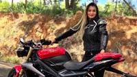 Caroline berpose dengan moge Triumph. Foto: Instagram/carollclarke