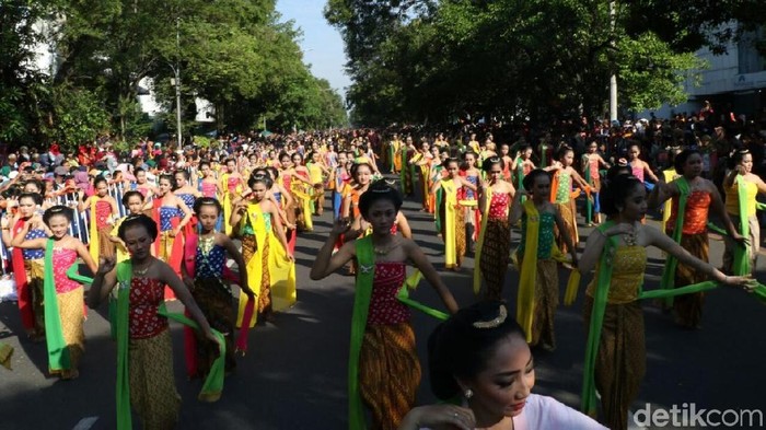 Pentas tari Gambyong diikuti 5.035 penari putri di Jalan Slamet Riyadi, Solo, Minggu (29/4/2018).