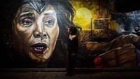 Menteri Kelautan dan Perikanan Susi Pudjiastuti melihat gambar mural dirinya di Kawasan Jalan Slamet Riyadi, Solo, (20/09/2017). Susi Pujiastuti merupakan salah satu menteri era jokowi yang sarat dengan prestasi, salah satu prestasinya yang diakui dunia adalah melalui penerimaan penghargaan Peter Benchley Ocean Awards kategori kepemimpinan pada Mei tahun lalu, Penghargaan ini merupakan penghargaan bidang maritim tertinggi dunia. Susi mendapatkannya atas visi dan kebijakan pembangunan ekonomi dan konservasi laut di Indonesia. Dok. APFI.