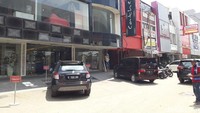 Di sinilah lokasi mobil yang dikendarai Troyke menabrak pemotor (Foto: Isal Mawardi/detikcom)