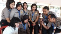 Briptu Nova harus menyaksikan prosesi ijab kabul dirinya dengan Briptu Andik lewat video call dan terpisah jarak 800 km antara Jakarta-Pontianak. (Foto: Dok. Istimewa)