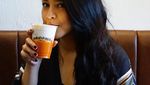 Awas Gagal Fokus! 10 Foto Gabriela Karen Fernanda, Barista Cantik yang Doyan Makan