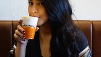 Lewat instagramnya @gabriellakf, dara cantik berambut panjang ini sering postinng fotonya bersama makanan dan minuman enak. Foto ini salah satunya. Foto: Instagram @gabrielakf