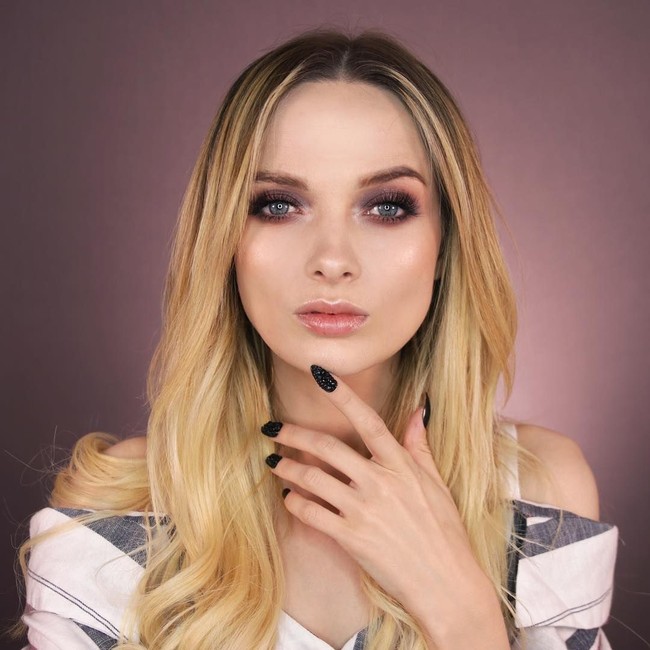 Nggak nyangka kan, dari wajahnya yang penuh jerawat jadi mulus berkat teknik makeupnya. Em pun dipuji karena bisa mengkamuflase jerawatnya dengan baik. Foto: Dok. Instagram/Em Ford