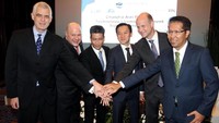 Hadir Presiden Direktur PT Chandra Asri Petrochemical Tbk (CAP) Erwin Ciputra dan Direktur CAP Kulachet Dharachandra bertumpu tangan dengan SVP Lummus Petrochemical Brian S. Muldoon, SVP Licensing & Technology GTC Technology Joseph C. Gentry, VP Technology Business LyondellBasell, Frank Noeltgen dan Managing Director Texplore, Niwat Athiwattananont seusai menandatangani perjanjian lisensi dan desain teknik pembangunan kompleks petrokimia kedua di Jakarta, Jumat (27/4). Foto: dok. CAP