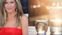 Jennifer Aniston mengaku kalau dirinya meminum 2.9 liter air putih per hari. Aku membawa botol minum ke mana pun aku pergi, dan minun satu gelas berukuran besar air putih sebelum tidur, tutur Mantan istri Brad Pitt itu.  Foto: Istimewa