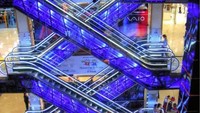 Eskalator silang yang cantik. Eskalator ini berada di Mal Evropeisky di Moskow, Rusia. Tata letak saling silang meminimalkan kebutuhan ruangan. Istimewa/oddee.com
