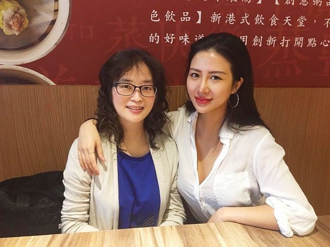 Ini adalah momen kebersamaan Carina dengan ibunya. Sang ibu terlihat awet muda, seperti kakak adik dengannya. Foto: Dok. Carina Linn