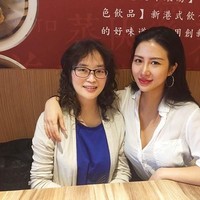 Ini adalah momen kebersamaan Carina dengan ibunya. Sang ibu terlihat awet muda, seperti kakak adik dengannya. Foto: Dok. Carina Linn