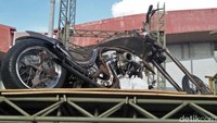 Dalam helatan IIMS 2018, Bingky dan tim Wasteland Project melakukan atraksinya yaitu membawa motor-mobil dari barang rongsokan tersebut jalan-jalan.  Foto: Ruly Kurniawan