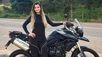 Moge adventure itu adalah Triumph Tiger 800 XC. Foto: Instagram/carollclarke
