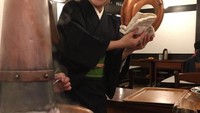Wah, ini dia shabu-shabu kesukaan Irwan. Ia mengaku ini shabu-shabu terbaik yang setiap kali ia makan selalu terasa seperti baru pertama kali mencicipinya. Kedai shabu-shabu kesukaannya ini berada di Ginza, Jepang. Foto: Instagram @irwanmussry