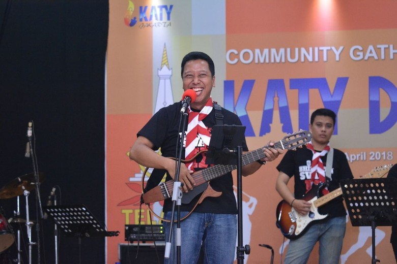 Aksi Ketum PPP Saat Ngeband Bareng Kawan SMA Aksi Ketum PPP Saat Ngeband Bareng Kawan SMA