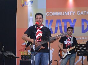 Aksi Ketum PPP Saat Ngeband Bareng Kawan SMA