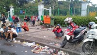 Ada juga sampah yang terdiri dari styrofoam, gelas plastik, dan kantong plastik.