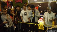 Lokasinya ada di Mall Botani Square, Jalan Padjajaran, Kota Bogor. Sebelum beraksi menggoreng nugget pisang, Kaesang lebih dulu meresmikan gerainya dengan prosesi gunting pita. Foto: Solihin Farhan