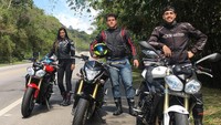 Caroline bersama rekan pria yang punya hobi yang sama, yaitu naik motor gede. Foto: Instagram/carollclarke