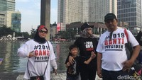 Warga berkaus #2019GantiPresiden mengaku tahu gerakan ini dari media sosial.