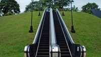 Eskalator di taman. Eskalator berada di luar ruangan. Lokasinya berada di Singapura. Istimewa/oddee.com