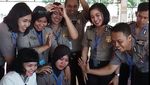 Foto: Detik-detik Mengharukan Polwan Ijab Kabul Lewat Video Call