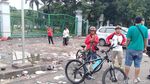 Foto: Sampah Sisa Acara Sembako di Monas Masih Dibersihkan