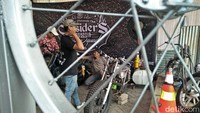 Meski begitu, seluruh mobil motor nyentrik sarat akan ban-ban besar yang terparkir di Wasteland Project masih memiliki surat resmi yang lengkap seperti STNK. Foto: Ruly Kurniawan
