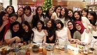 Aliya Rajasa sedang berkumpul dengan teman-temannya sambil makan. Dengan mengenakan pakaian putih, terlihat elegan dan cantik. Foto: Instagram @ruby_26