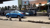Troyke Tjenanda ditemukan tewas di dalam mobilnya usai menabrak seorang wanita di Kelapa Gading, Jakarta Utara. Peristiwa kecelakaan itu terjadi pukul 00.30 WIB dini hari tadi. Sedangkan, wanita yang tertabrak itu disebut sempat pingsan.  Ini lokasi kecelakaan (Foto: Isal Mawardi/detikcom)
