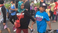 Tak cuma orang dewasa, ada juga anak-anak yang memakai kaus #2019GantiPresiden