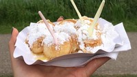 Gabriela ternyata juga hobi traveling lho. Ini buktinya, sambil plesir ke Belanda, Gabriela menikmati seporsi poffertjes bertabur gula. Yummy! Foto: Instagram @gabrielakf