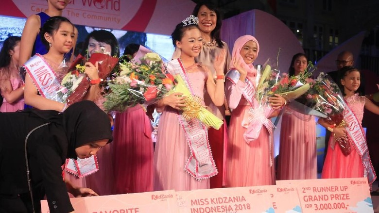 Saat Ikut Kontes Kecantikan Anak Juga Bisa Belajar Saling Peduli/ Foto: Asri Ediyati Saat Ikut Kontes Kecantikan Anak Juga Bisa Belajar Saling Peduli/ Foto: Asri Ediyati