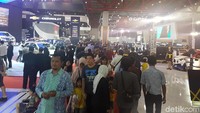 Pameran IIMS 2018 ini sudah dipadati hingga 408.352 pengunjung. Tapi, jumlah pengunjung teresebut belum termasuk jumlah yang hadir Sabtu kemarin dan hari ini. Foto: Rangga Rahadiansyah