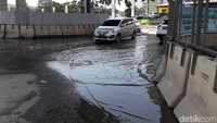 Di putaran balik di Jalan Boulevard Kelapa Gading ini, pengemudi mobil Daihatsu Sigra, Troyke Tjenanda, berputar balik (Foto: Isal Mawardi/detikcom)