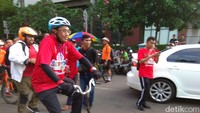 Budi Karya sendiri tiba di lokasi sekitar pukul 06.30 WIB. Dia mengenakan kaus merah dan celana training panjang serta sepatu olahraga. Tak lupa helm pelindung kepala dia kenakan untuk menunjang keselamatan, sarung tangan hitam, dan aksesoris lainnya. Foto: Trio Hamdani