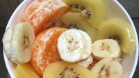 Saat sarapan pun, Niken Anjani pun memilih buah-buahan. Fruits for breakfast, tulisnya. Foto: Instagram @nikenanjanii