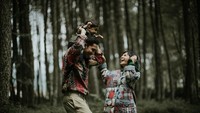 Andien dan Ippe bergaya pakaian dengan atasan kotak-kotak.  Foto: owlsomeproject/ Instagram Andien
