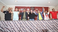 Para tokoh tersebut diantaranya Perwakilan dari Federasi Pekerja Pos Logistik Indonesia (FPPLI) Helmi Aditya,  Perwakilan ederasi Pekerja Pelabuhan Indonesia (FPPI) Nova Sofyan Hakim, Perwakilan Komite Nusantara Aparatur Sipil Negara (KNASN) Suriawan, Ketua Umum Konfederasi Rakyat Pekerja Indonesia (KRPI) Rieke Diah Pitaloka, Perwakilan Organisasi Pekerja Seluruh Indonesia (OPSI) Saipul Tavip, Federasi Buruh Seluruh Indonesia (FBSI) Bayu Murnianto dan Forum Honorer Kategori II Indonesia (FHK2I) Iman Supriatna.