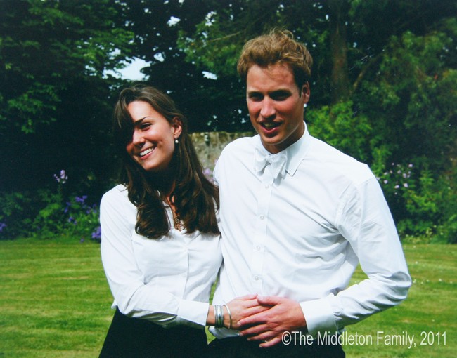 Begini momen Pangeran William dan Kate Middleton semaca pacaran. Foto ini diambil saat acara wisuda mereka di St. Andrews University 2005 silam. Foto: Ist.