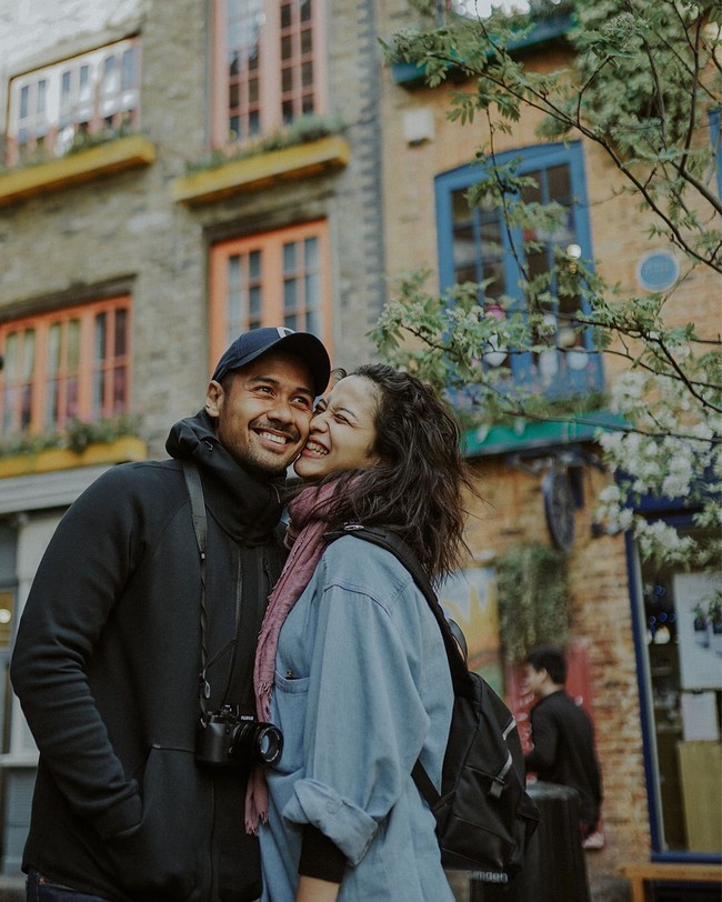 Putri Marino menikah dengan Chicco Jerikho pada Maret 2018. Rupanya Putri sendiri merupakan penggemar dari Chicco Jerikho. Walaupun keduanya sama-sama berprofesi sebagai aktris dan aktor, namun Chicco telah terlebih dulu terjun ke dunia hiburan. Siapa sangka jika takdir mempertemukan keduanya hingga menikah dan memiliki seorang putri. Foto: abiismail/instagram