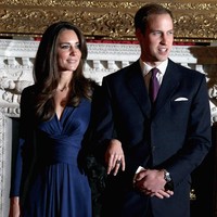 Setelah berpacaran selama btertahun-tahun, Pangeran William dan Kate Middleton akhirnya resmi bertunangan pada November 2010.  Foto: Ist.