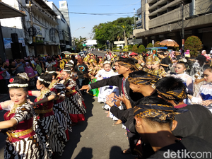 Ribuan Penari Menari 18 Jam Nonstop di Bandung