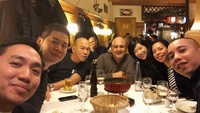 Wah, begini gaya Irwan saat makan malam bersama timnya. Tepat setelah mereka mengikuti pameran jam tangan mewah dunia, Baselworld 2018 di Switzerland. Foto: Instagram @irwanmussry