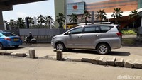 Tampak kondisi pembatas jalan yang posisinya sudah tidak pada tempatnya (Foto: Isal Mawardi/detikcom)