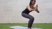 Bukan hanya menjalankan pola makan sehat saja, Niken Anjani pun rutin melakukan olahraga, salah satunya yoga. Wow! Foto: Instagram @nikenanjanii